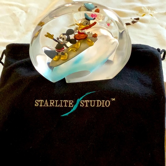 HAWAIIAN HOLIDAY ( MICKEY AND DONALD) Limited to 950 Surf is up . - Picture 6 of 6